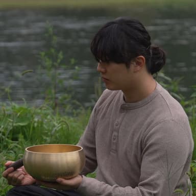 차진영 (Jinyoung Cha) — 강가에서 싱잉볼을 연주하는 모습